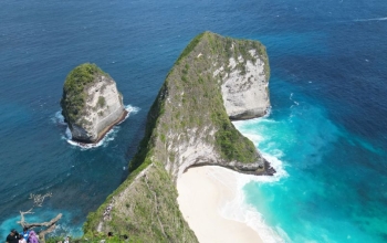 Kelingking Beach from the top of the cliff with the blue sea in the background