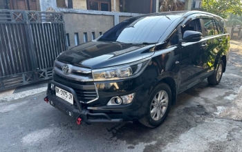 Toyota Innova car is ready to pick up tourists for Bali tour