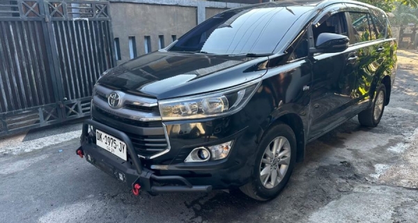 Toyota Innova car is ready to pick up tourists for Bali tour