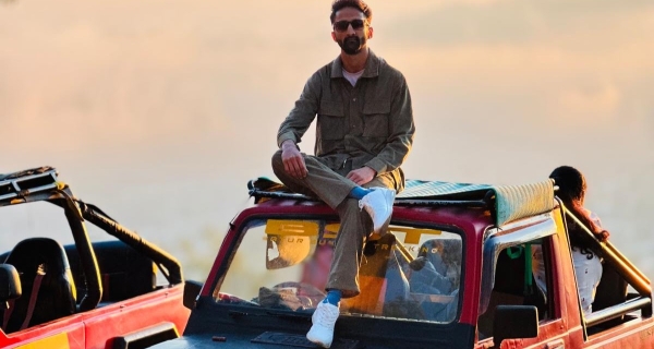 A tourist sits in an off-road jeep during a Batur sunrise tour.